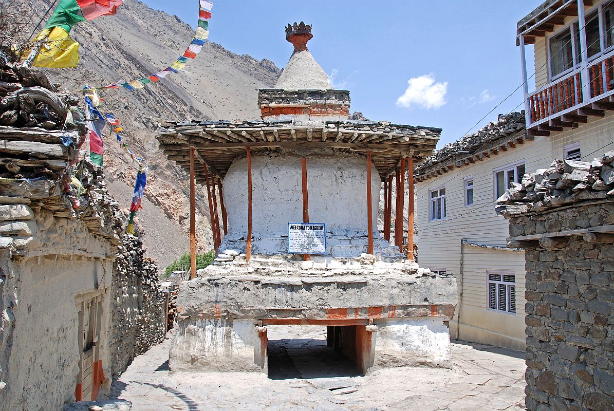 201 Kagbeni Entrance Kani Chorten A large kani chorten with a low tunnel underneath greets us at the southern entrance to Kagbeni.